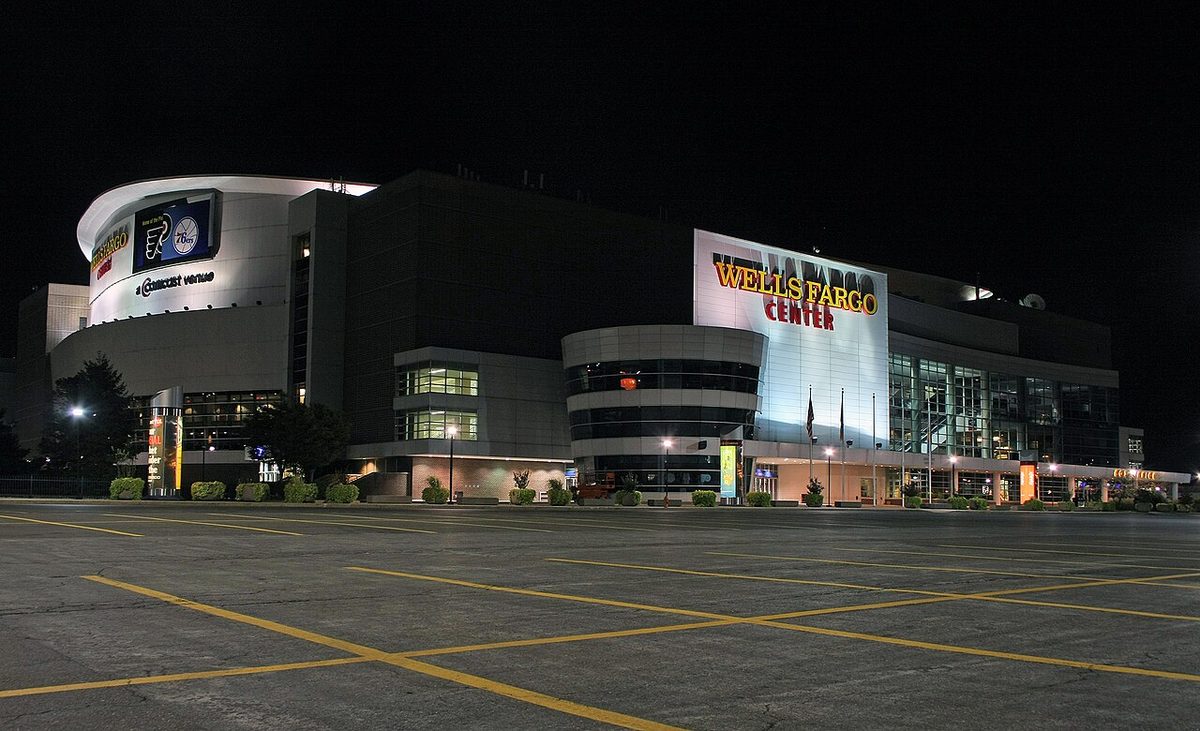 La arena de los 76ers en Filadelfia, hoy Xfinity Mobile Arena, fotografiada cuando se llamaba Wells Fargo Center. Foto: PHL Approach / Wikimedia Commons (CC BY-SA 3.0).