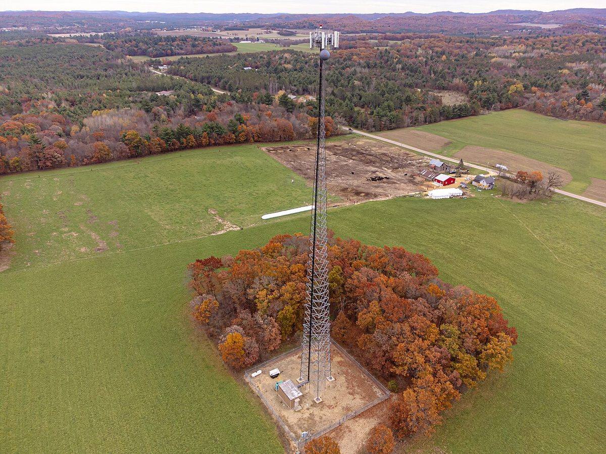 A lattice cell tower in Wisconsin. Photo: Wikideas1 / Wikimedia Commons (CC0).