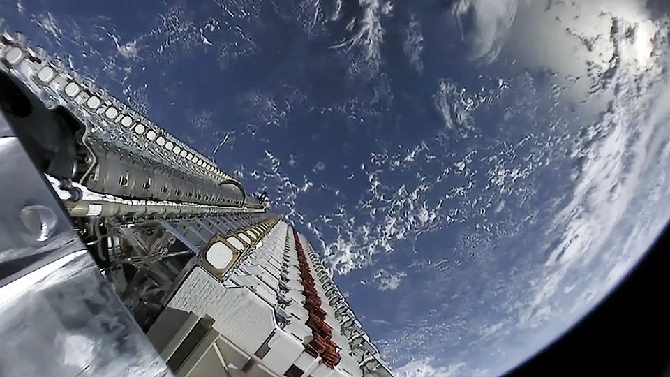 A stack of 60 Starlink satellites aboard a Falcon 9 before deployment above Earth. Photo: Official SpaceX Photos / Wikimedia Commons (CC0).