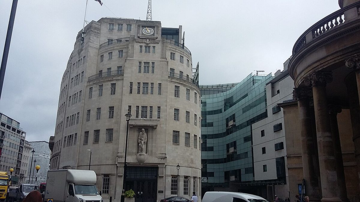 Broadcasting House, la sede de la BBC en Londres. Foto: Les Hull / Geograph Britain and Ireland, vía Wikimedia Commons (CC BY-SA 2.0).