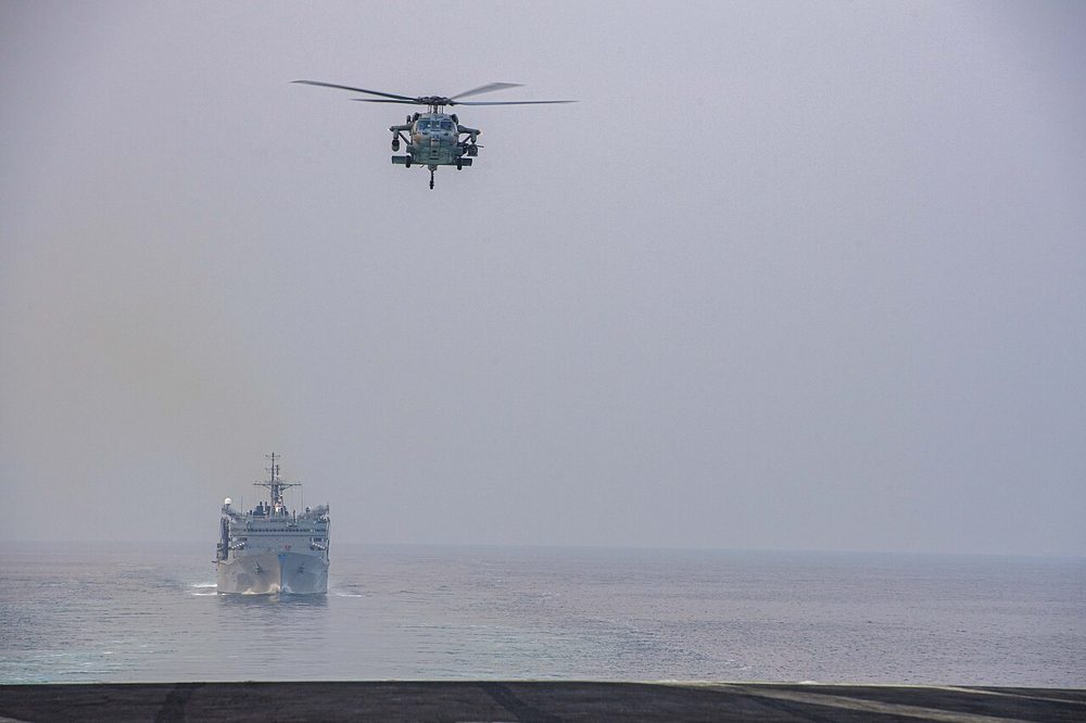 Un helicóptero de la Marina de EE. UU. sobre un buque de apoyo durante un tránsito del grupo de ataque del portaviones Eisenhower por el estrecho de Ormuz. Foto: Marina de EE. UU., Janae Chambers / Wikimedia Commons (dominio público).