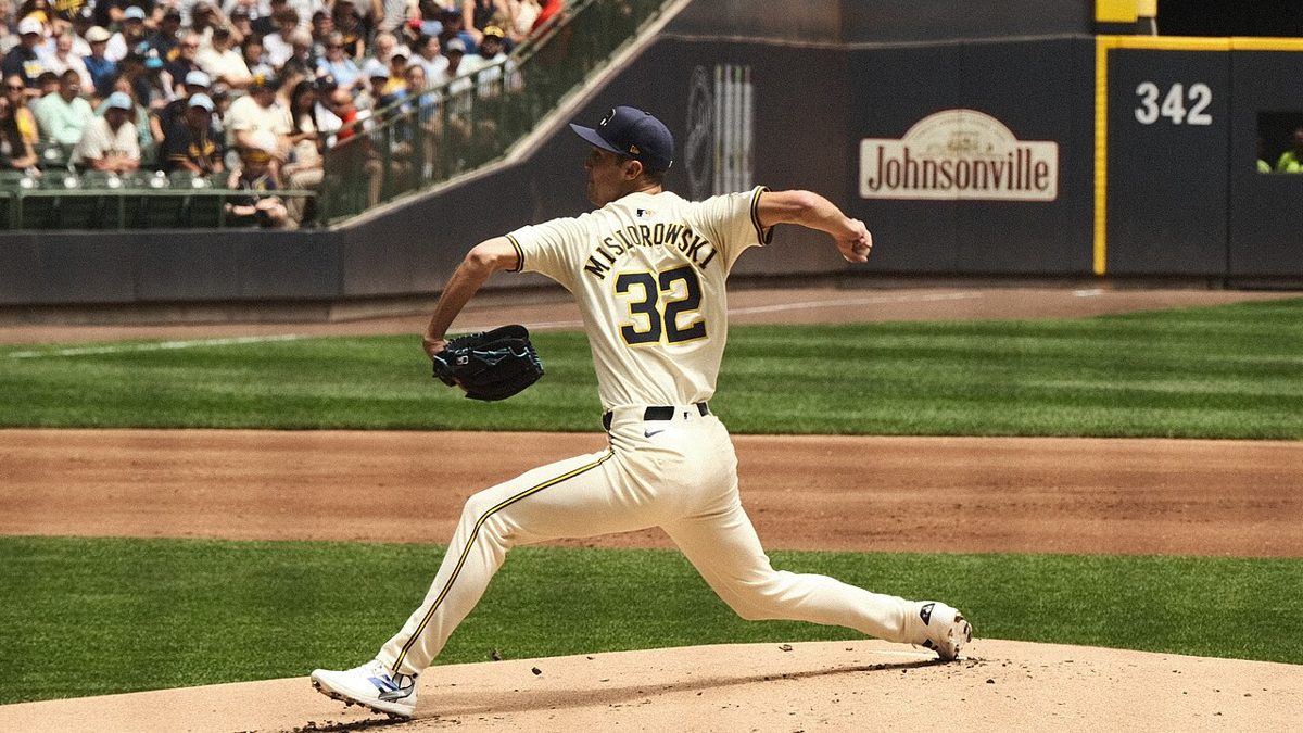 El abridor de los Brewers, Jacob Misiorowski, lanzando en el American Family Field. Foto: Drovetochicago / Wikimedia Commons (CC BY-SA 4.0).