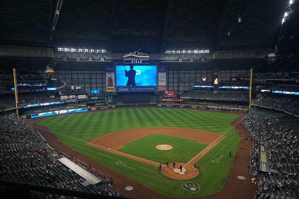 El American Family Field de Milwaukee con el techo cerrado durante un partido. Foto: Michael Barera / Wikimedia Commons (CC BY-SA 4.0).